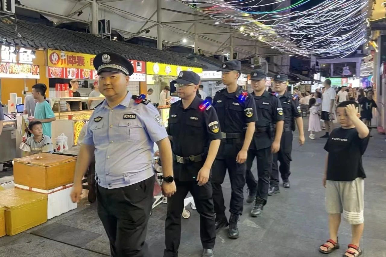 【夏季行动·警星闪耀】雁峰平安“警”色守护雁城最美烟火(图4) 【夏季行动·警星闪耀】雁峰平安“警”色守护雁城最美烟火(图4)