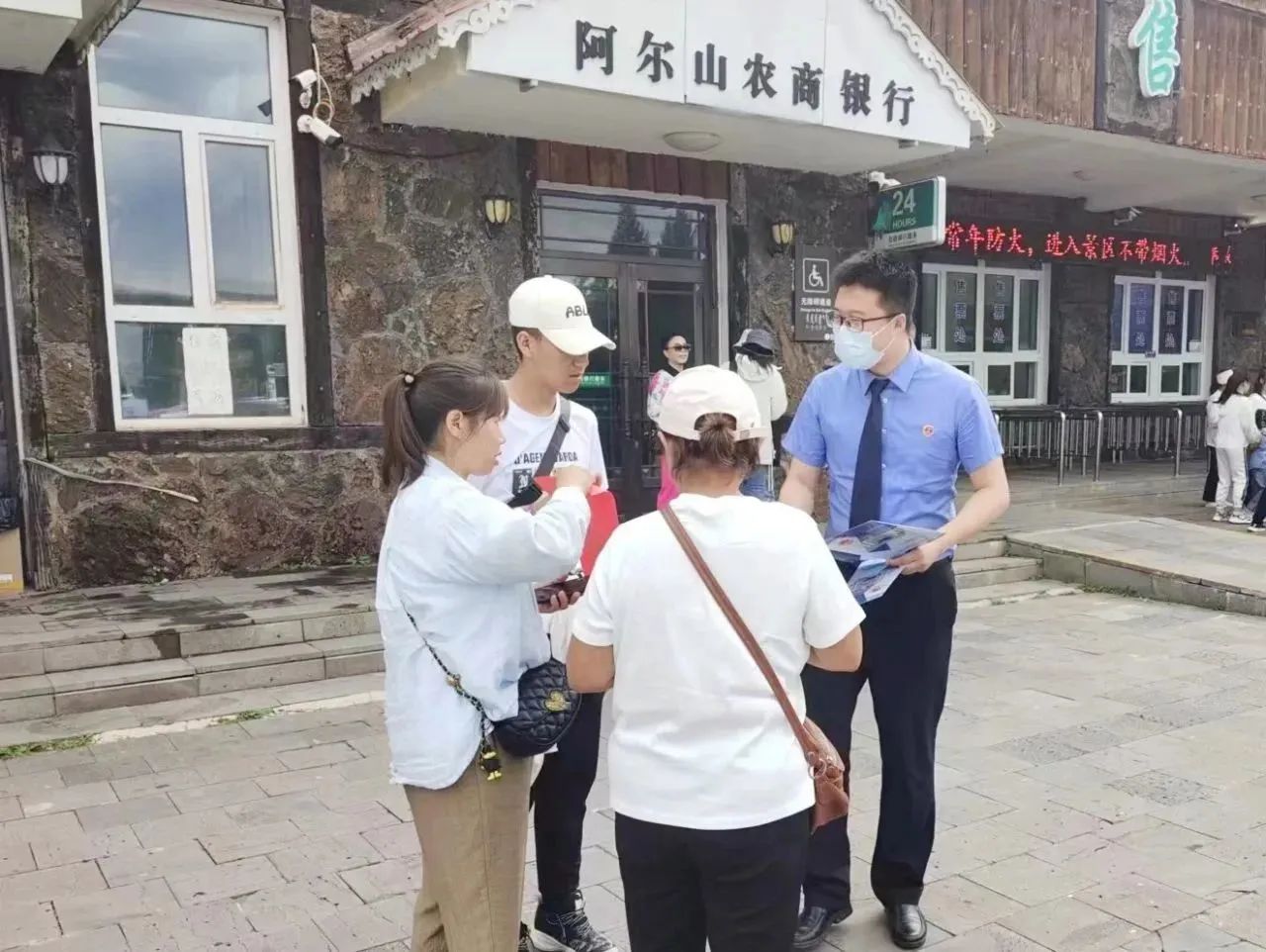 擦亮“生态检察”底色——阿尔山市检察院开展全国生态日主题宣传活动(图4) 擦亮“生态检察”底色——阿尔山市检察院开展全国生态日主题宣传活动(图4)