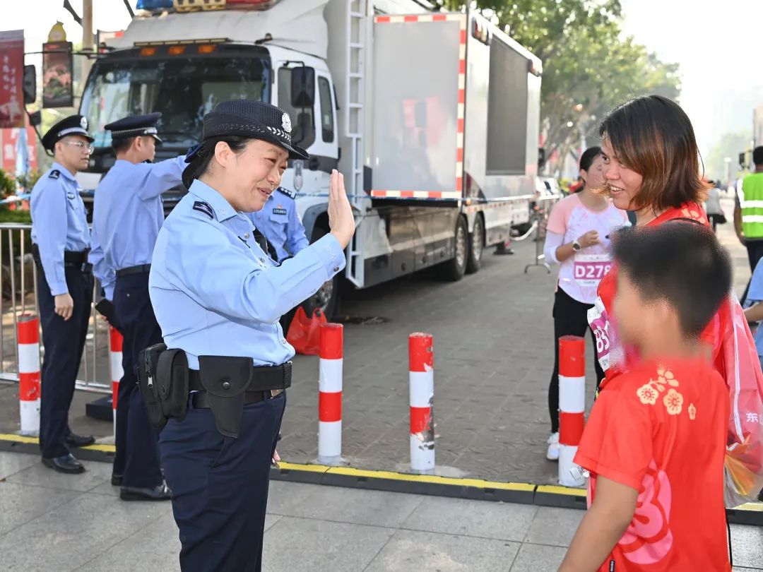 森源鸿马公安指挥车助力2023梅州马拉松赛(图4) 森源鸿马公安指挥车助力2023梅州马拉松赛(图4)