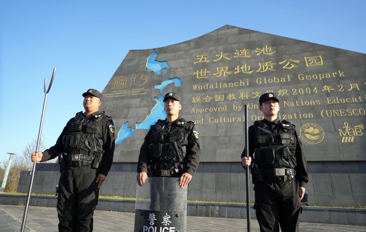 移动警务室打造“景区警务”模式,让游客尽享“诗与远方”(图1) 移动警务室打造“景区警务”模式,让游客尽享“诗与远方”(图1)