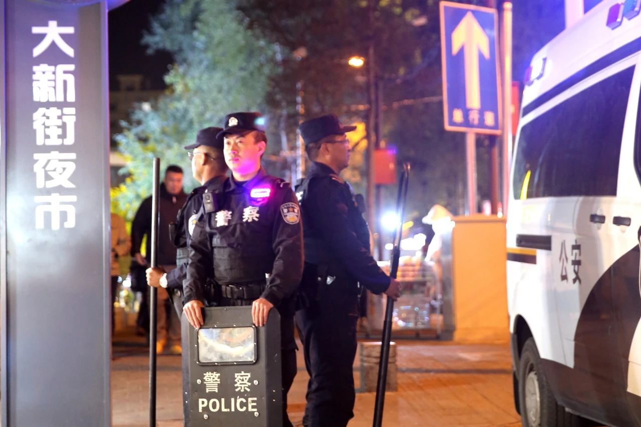和群众一起逛夜市,移动警务室为“夜经济”装上“安全阀”(图1) 和群众一起逛夜市,移动警务室为“夜经济”装上“安全阀”(图1)