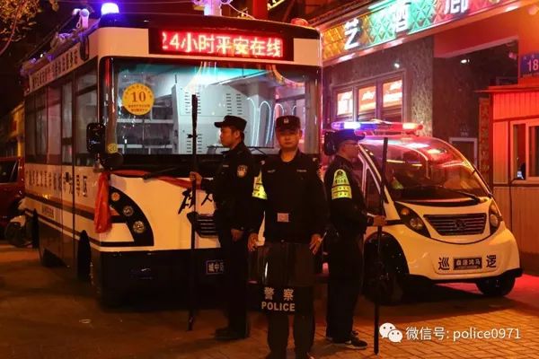 和群众一起逛夜市，移动警务室为“夜经济”装上“安全阀”(图5)