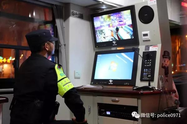 和群众一起逛夜市，移动警务室为“夜经济”装上“安全阀”(图6)