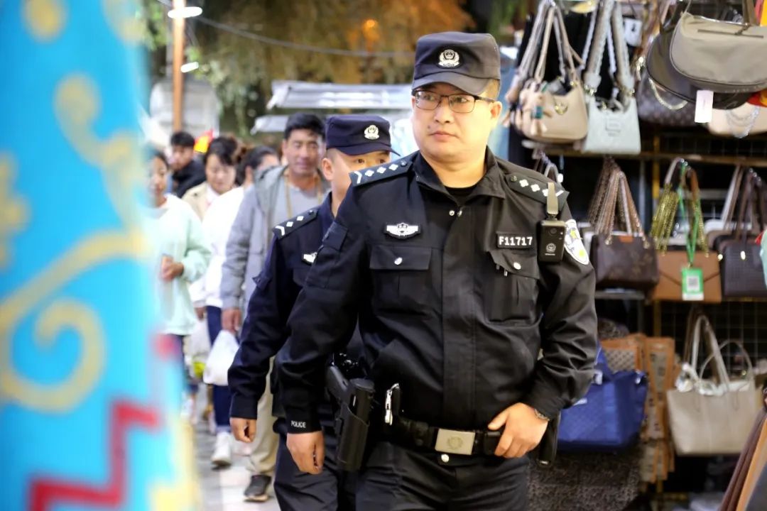 和群众一起逛夜市,移动警务室为“夜经济”装上“安全阀”(图2) 和群众一起逛夜市,移动警务室为“夜经济”装上“安全阀”(图2)