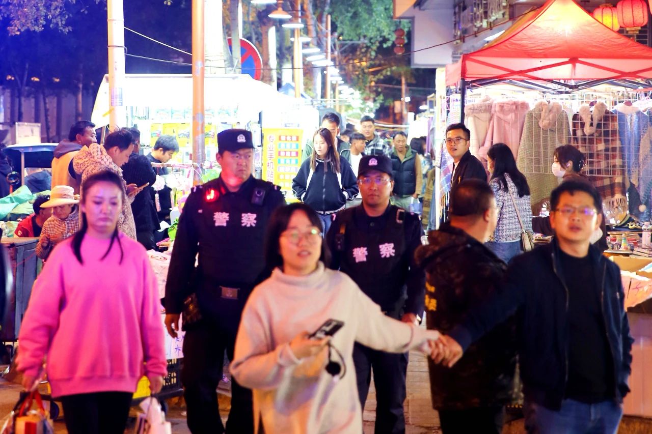和群众一起逛夜市,移动警务室为“夜经济”装上“安全阀”(图3) 和群众一起逛夜市,移动警务室为“夜经济”装上“安全阀”(图3)