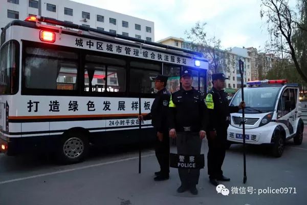 和群众一起逛夜市,移动警务室为“夜经济”装上“安全阀”(图4) 和群众一起逛夜市,移动警务室为“夜经济”装上“安全阀”(图4)