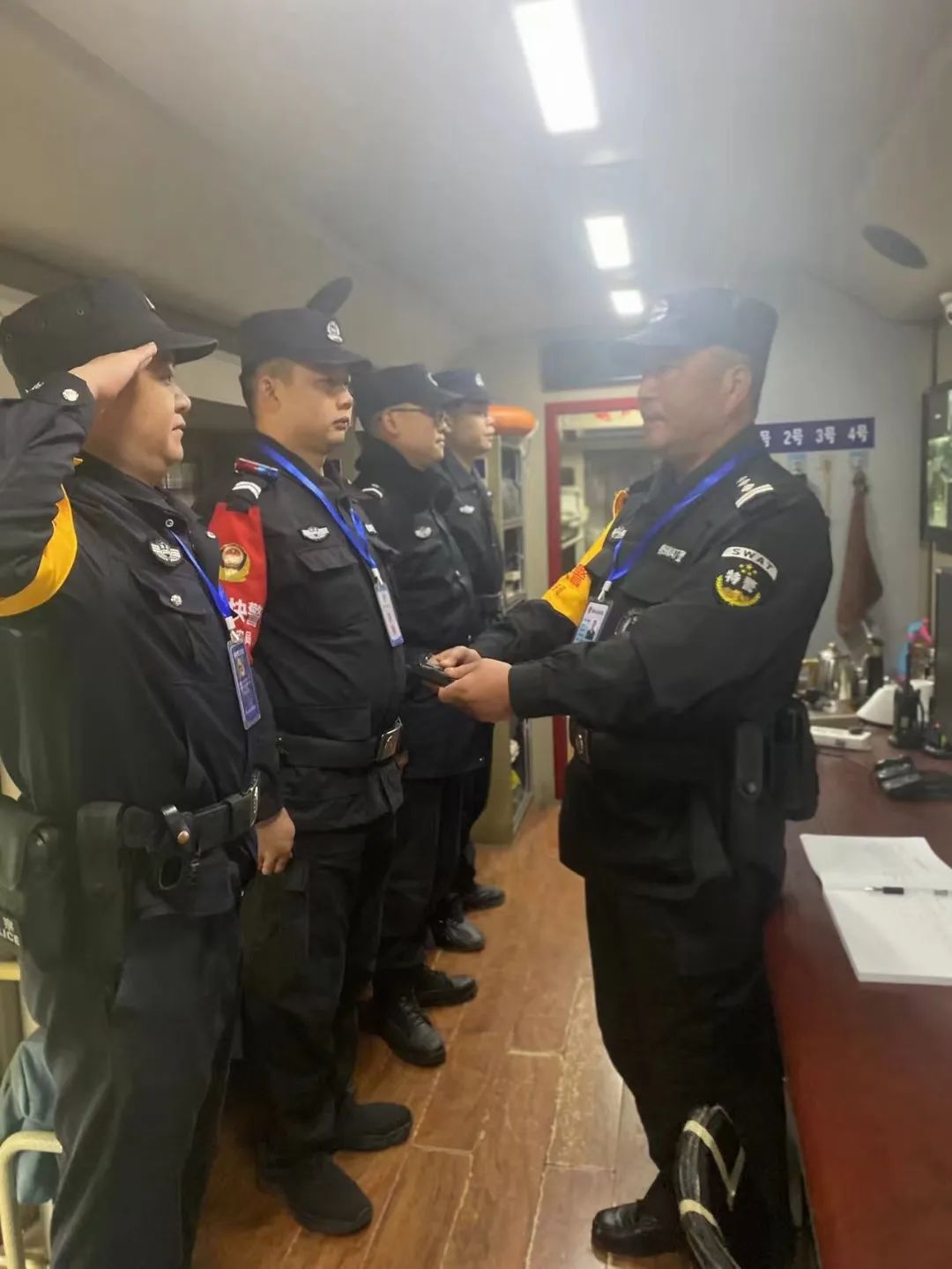 城市快警平台见证从警生涯的最后一个夜班,他光荣退休!(图2) 城市快警平台见证从警生涯的最后一个夜班,他光荣退休!(图2)