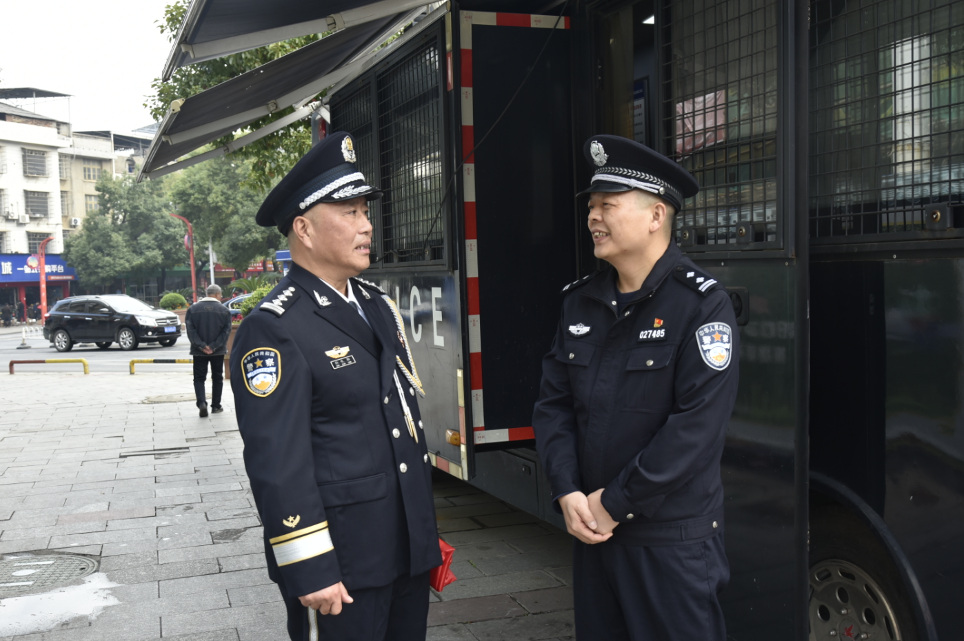 城市快警平台见证从警生涯的最后一个夜班,他光荣退休!(图4) 城市快警平台见证从警生涯的最后一个夜班,他光荣退休!(图4)